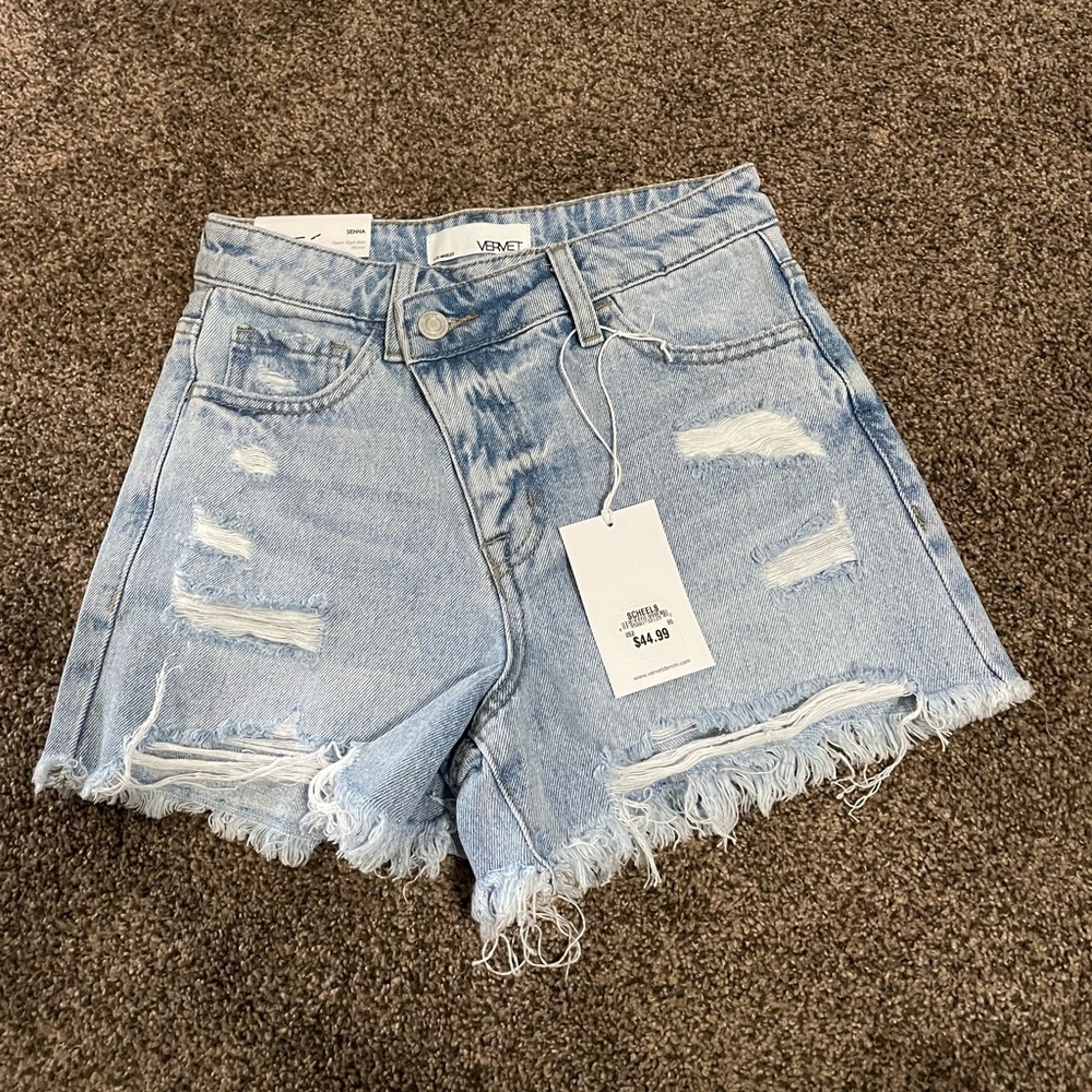 NWT vervet crisscross waist shorts